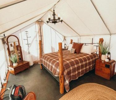 Cane Beds House | Glamp Tent b w Zion & Bryce Outdoor Shower & Wifi