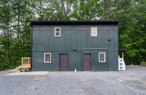 Great Cacapon RV Rental | Unique Glamping Experience at Firefly Ridge - Hemlock King Bed