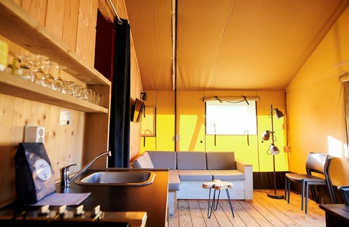 Nieuw Heeten House | Glamping at its best! Luxurious safari tent by the play pond at Vakantiepark de Sallandshoeve for a perfect family holiday.