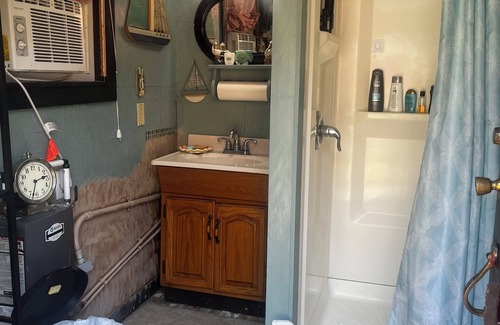 Temple Hill Cottage | Experience Glamping at Peace In The Valley with Ocean Views