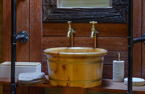 Gretna Cabin | Truffle Lodge: Delightful Dinner, Bed & Breakfast Retreat
