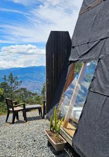 El Rosario Ski Chalet | Experience Glamping DESEO: Wifi, Firepit & Medellín Views