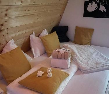 Gorenja Vas pri Smarjeti House | Relaxing Glamping Holiday House with Hot Tub & Sauna