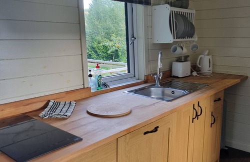 Kingswood Cottage | Pet-Friendly Glamping Hut with Pool & Breakfast Options