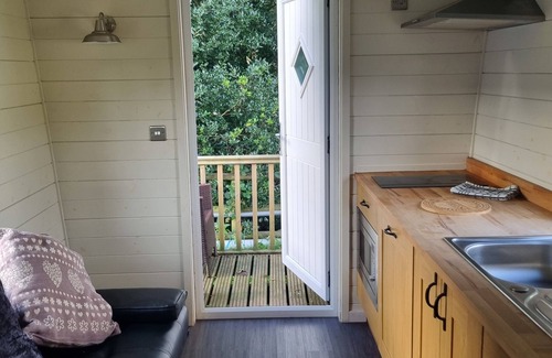 Kingswood Cottage | Pet-Friendly Glamping Hut with Pool & Breakfast Options