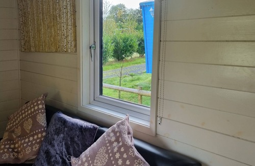 Kingswood Cottage | Pet-Friendly Glamping Hut with Pool & Breakfast Options