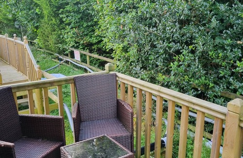 Kingswood Cottage | Pet-Friendly Glamping Hut with Pool & Breakfast Options