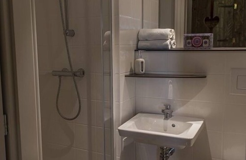 Vleteren Other | Experience Glamping Bliss on a Farm with Family-friendly Amenities