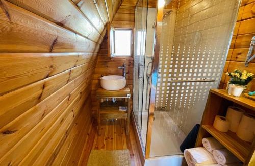 Sao Vicente do Paul House | Tranquil Glamping Turquesa: Relax in a Cozy Wood House