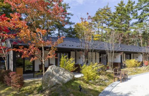 Fujikawaguchiko Cabin | Guest Rated 8.8: Glamping Villa Hanz with Hot Tub