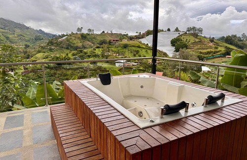 El Penol Ski Chalet | GLAMPING WITH POOL AND JACUZZI AT GUATAPE