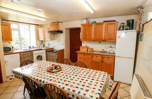 Gallt Y Foel Cottage | Discover Glan y Gors: Pet-Friendly Retreat with Breakfast