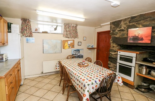 Gallt Y Foel Cottage | Discover Glan y Gors: Pet-Friendly Retreat with Breakfast