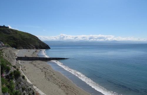 Criccieth House | Sea Breeze Retreat: 8-Bedroom Haven with Ocean Views