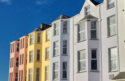 Criccieth House | Sea Breeze Retreat: 8-Bedroom Haven with Ocean Views