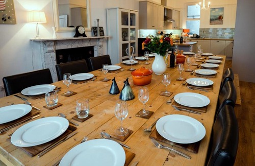 Criccieth House | Sea Breeze Retreat: 8-Bedroom Haven with Ocean Views