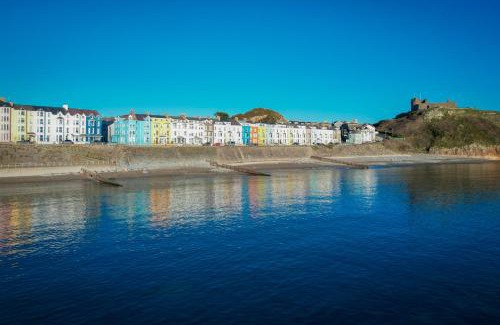 Criccieth House | Sea Breeze Retreat: 8-Bedroom Haven with Ocean Views