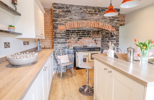 Abergele Cottage | Glan Y Gafon: Pet-Friendly Holiday Cottage in Llangernyw