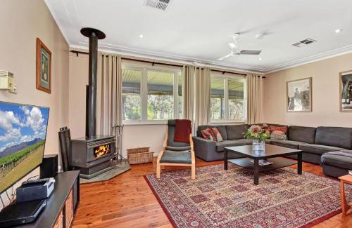 Pokolbin House | Charming Glandore Estate Homestead: Pet & Child Friendly Stays
