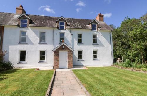 Felindre Farchog House | Welcoming Glanduad Fawr: Pet & Child-Friendly Retreat