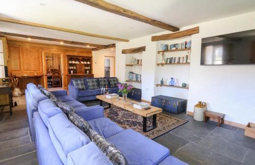 Felindre Farchog House | Welcoming Glanduad Fawr: Pet & Child-Friendly Retreat