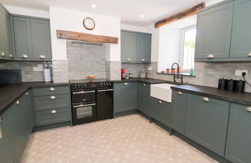 Felindre Farchog Cottage | GLANDUAD FAWR, pet friendly, with open fire in Newport, Pembrokeshire