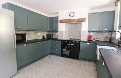Felindre Farchog Cottage | GLANDUAD FAWR, pet friendly, with open fire in Newport, Pembrokeshire