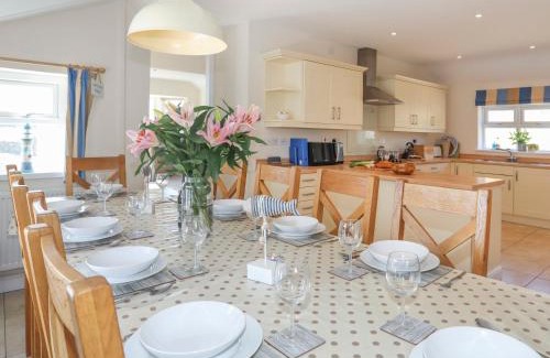 Caergeiliog House | Family-Friendly Glanrhyd Isaf: Perfect for Pets & Kids