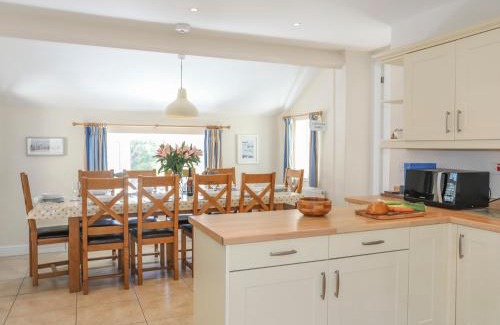 Caergeiliog House | Family-Friendly Glanrhyd Isaf: Perfect for Pets & Kids