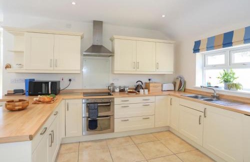 Caergeiliog House | Family-Friendly Glanrhyd Isaf: Perfect for Pets & Kids