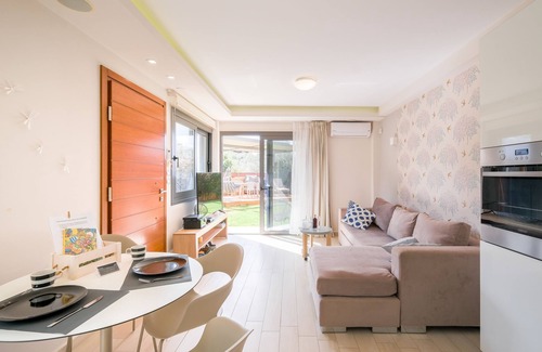 Daratsos Apartment | Glaros Casa - Inviting Garden Retreat by the Beach