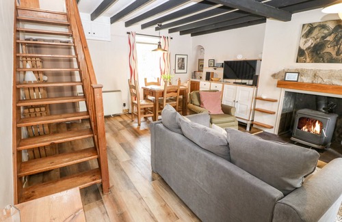 Garn Fadryn Cottage | Family-Friendly Glascoed Cottage with Kitchen & Breakfast