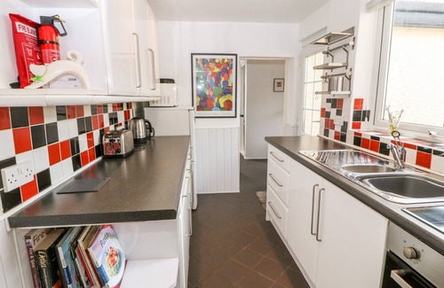Garn Fadryn Cottage | Family-Friendly Glascoed Cottage with Kitchen & Breakfast