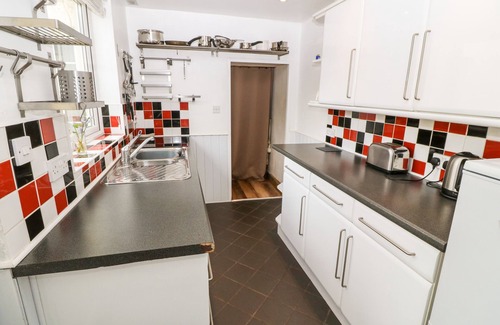 Garn Fadryn Cottage | Family-Friendly Glascoed Cottage with Kitchen & Breakfast