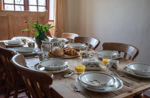 Rhyd-y-clafdy House | Discover Glasfryn Fawr: Pet-Friendly Retreat Awaits
