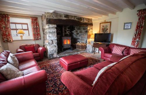Rhyd-y-clafdy House | Discover Glasfryn Fawr: Pet-Friendly Retreat Awaits