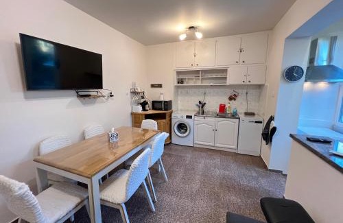 Lozenets Apartment | Glasgow 2BDR peaceful Apt 1 min from Metro w WiFi