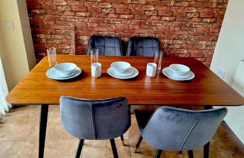 Glasgow Villa | Glasgow Central - Entire house - Free Parking , Free super fast Wifi , Private garden & Parking security