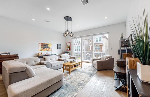 Shady Acres House | Explore the Glass Castle: Pet-Friendly 4-Star Retreat