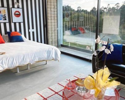 Rates House | Elegant Glass Cube: Oceanfront Retreat with Hot Tub