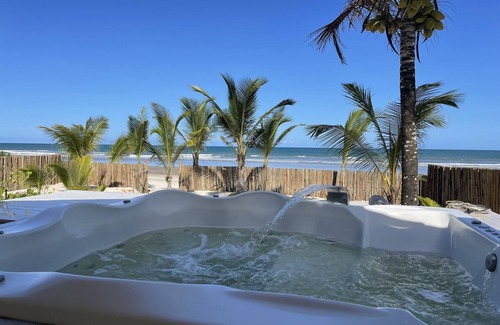 Itacare House | Relaxing Retreat: Jacuzzi on the Sand with Gourmet Dining