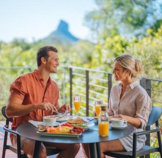 Glass House Mountains House | Unforgettable Stay at Glass On Glasshouse - 5-Star Retreat