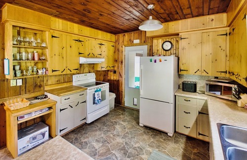 Bayfield Cottage | Explore Glass Tile Cottage: Lake View with Hot Tub Spa!