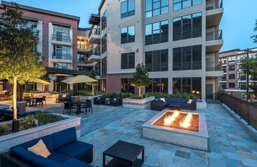 Midtown Apartment | Modern Glass Walls Hotel in Houston with Free Breakfast