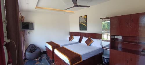 Valparai Bed & Breakfast | Glasshouse Retreat by The Jungle stay groups