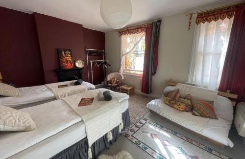 Glastonbury House | Glastonbury 2-Bed House Sleeps 6 & Pet Friendly
