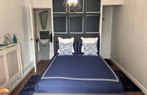 Glastonbury House | Relax at Glastonbury Hideaway with Inviting Hot Tub