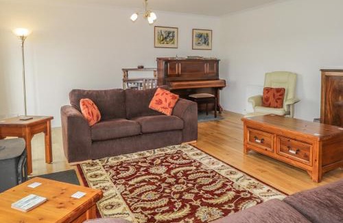 Bonar Bridge House | Discover Glaven: Family-Friendly Retreat with Pool Access