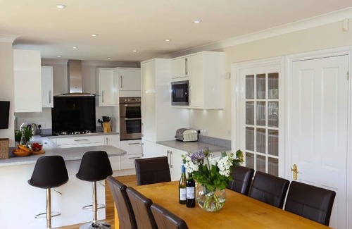 Aveton Gifford House | Family-Friendly Glebe House with Ocean View in Bigbury-On-Sea