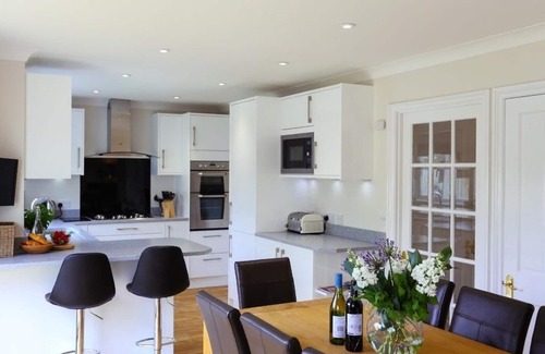 Aveton Gifford House | Family-Friendly Glebe House with Ocean View in Bigbury-On-Sea
